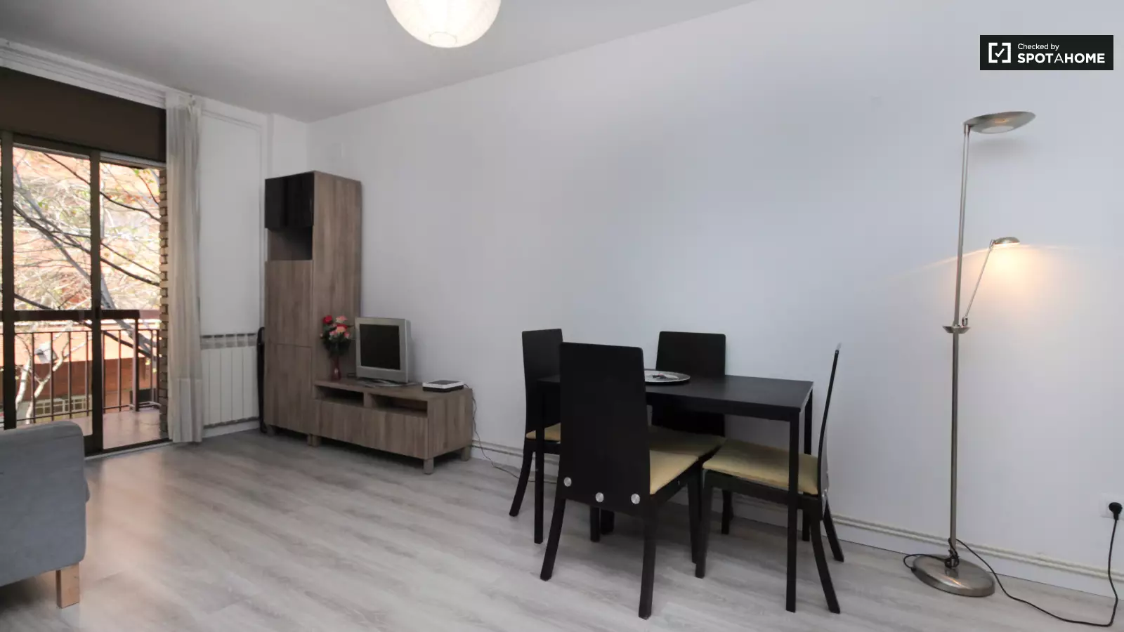 Furnished 4-bedroom flat in Eixample, 90 m² · 2