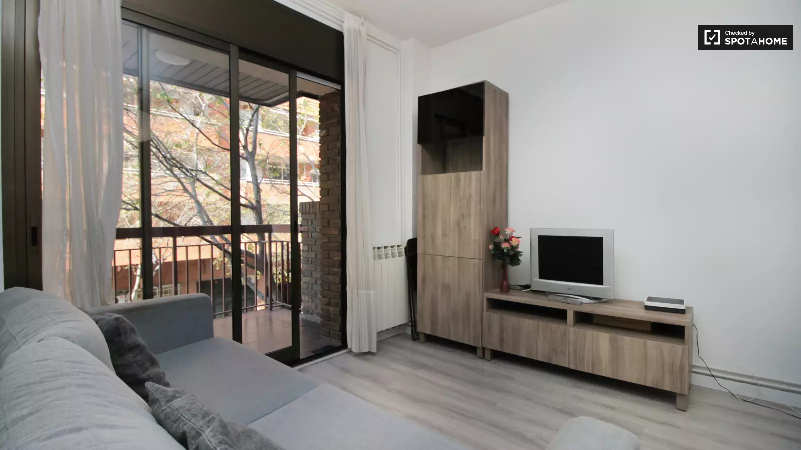 Furnished 4-bedroom flat in Eixample, 90 m² · 3
