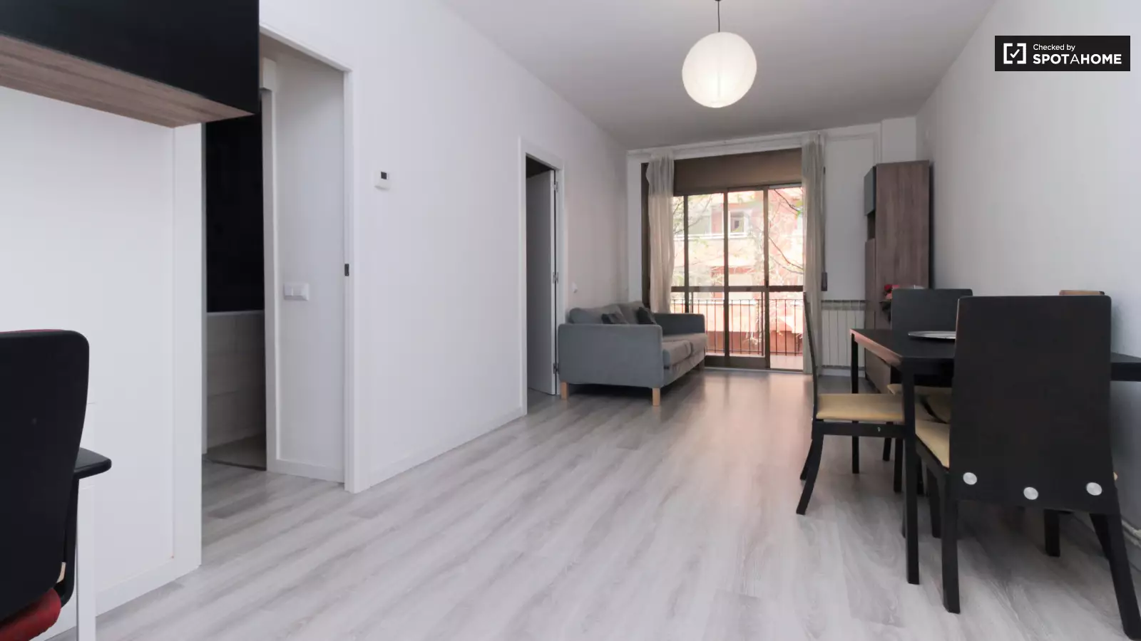 Furnished 4-bedroom flat in Eixample, 90 m² · 4