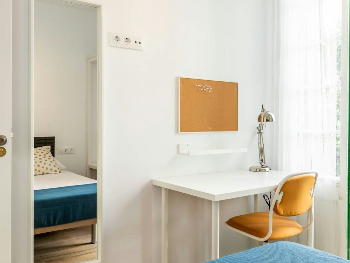 Furnished room in a 6-person shared flat in L'Hospitalet · 3