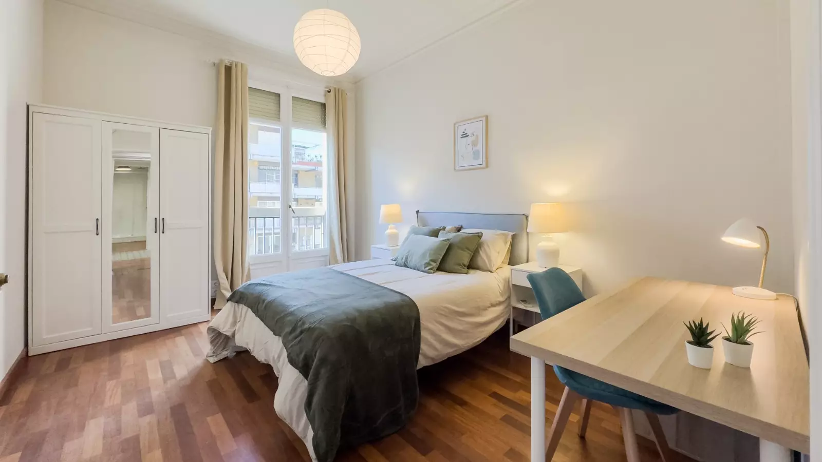 Furnished room in a shared flat in Gràcia · 2