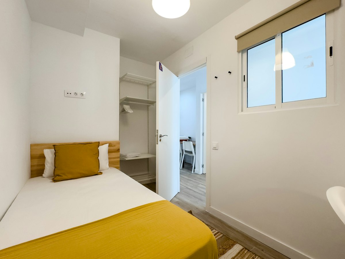 Furnished room in a 5-person shared flat in L'Hospitalet