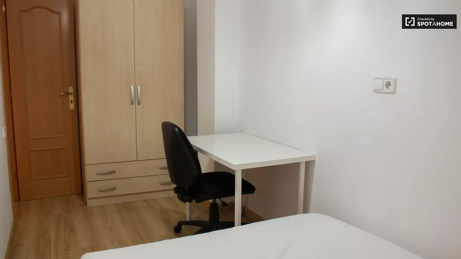 Furnished room in a 3-person shared flat in Sant Martí · 2