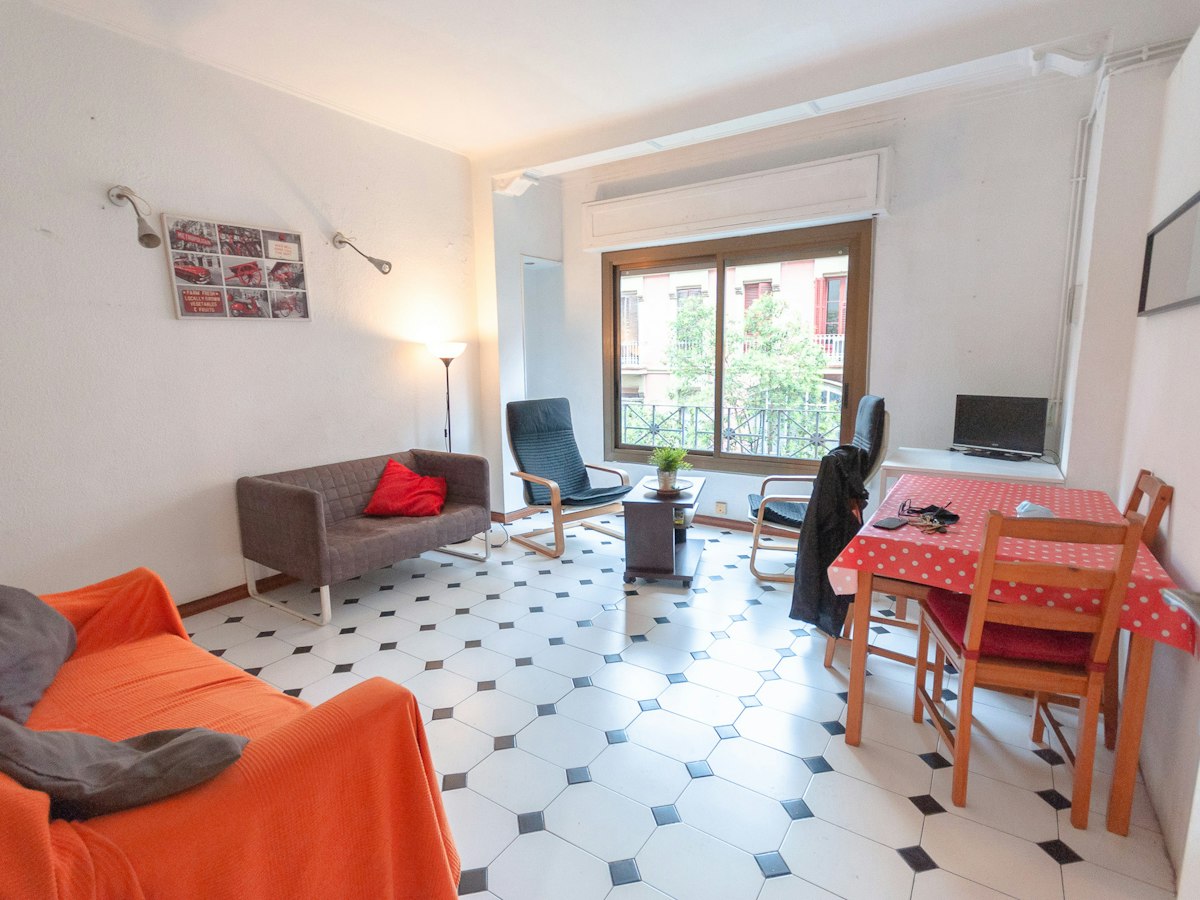 Habitación amueblada en piso compartido de 5 personas en Gràcia · 2