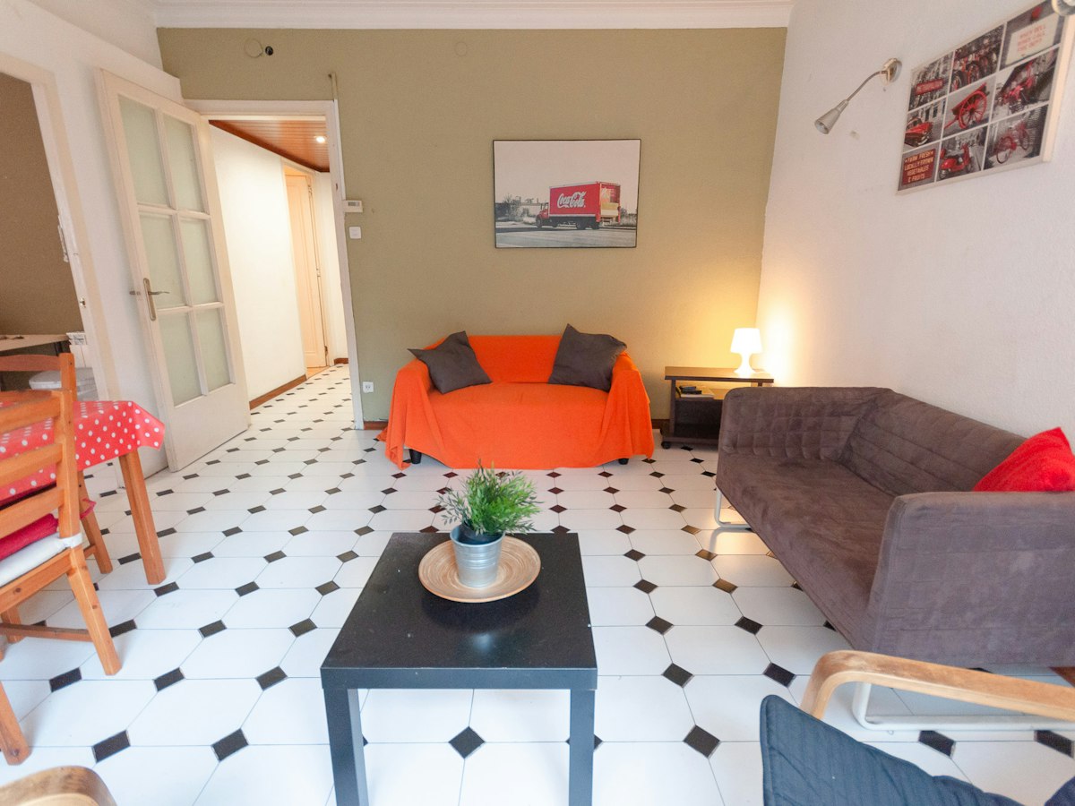 Habitación amueblada en piso compartido de 5 personas en Gràcia · 3