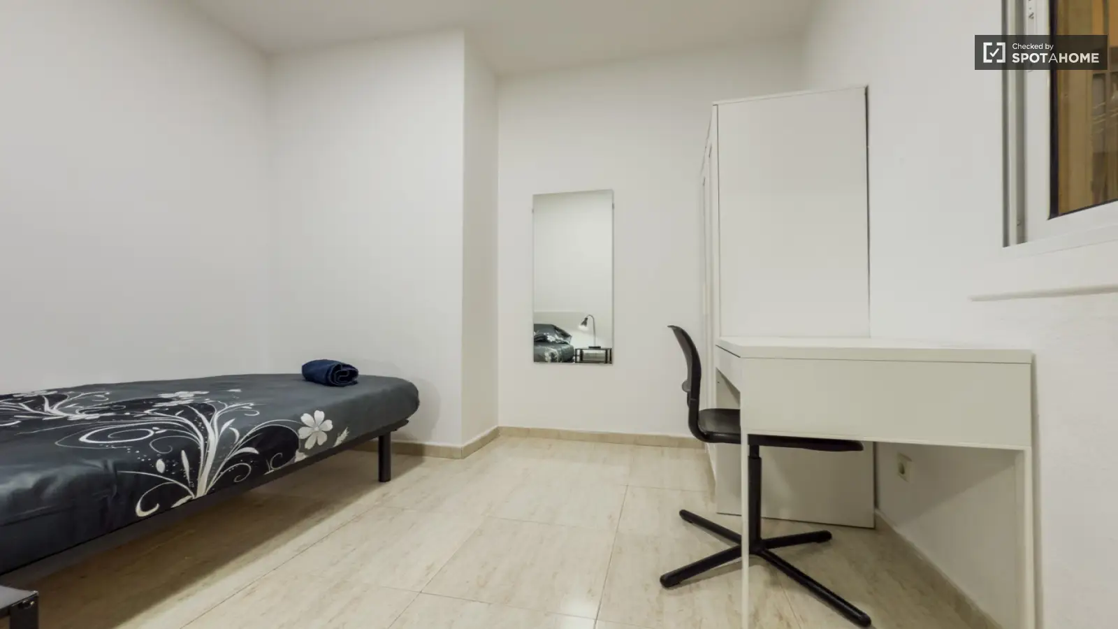 Habitación amueblada en piso compartido de 2 personas en Ciutat Vella · 2