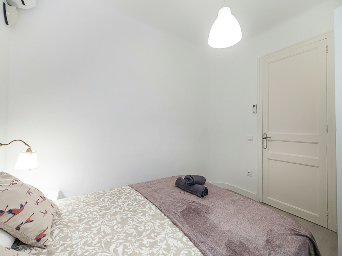 Habitación amueblada en piso compartido de 6 personas en Sants-Montjuïc · 3