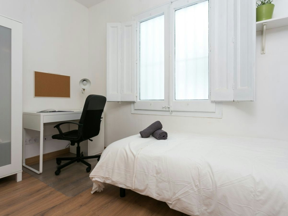 Habitación amueblada en piso compartido de 11 personas en Eixample · 2
