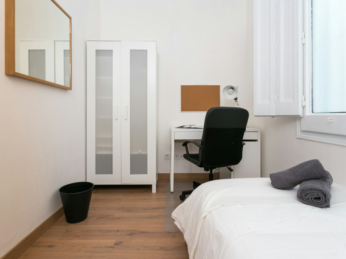 Habitación amueblada en piso compartido de 11 personas en Eixample · 3