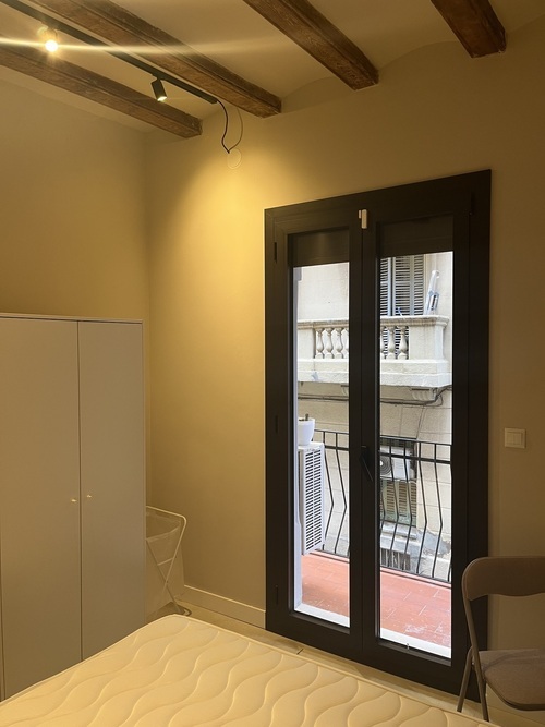 Habitación en piso compartido en Ciutat Vella · 4