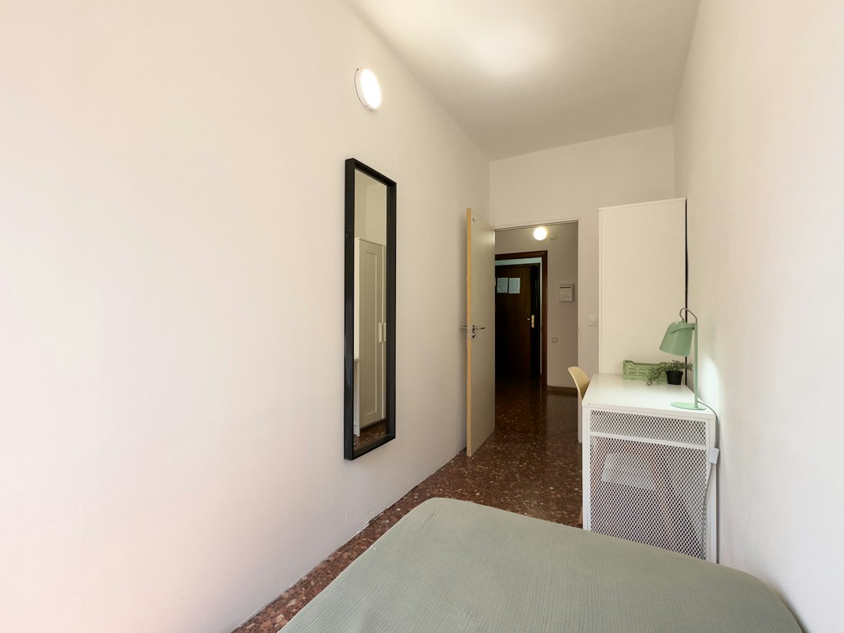 Habitación amueblada en piso compartido de 6 personas en Horta-Guinardó · 2