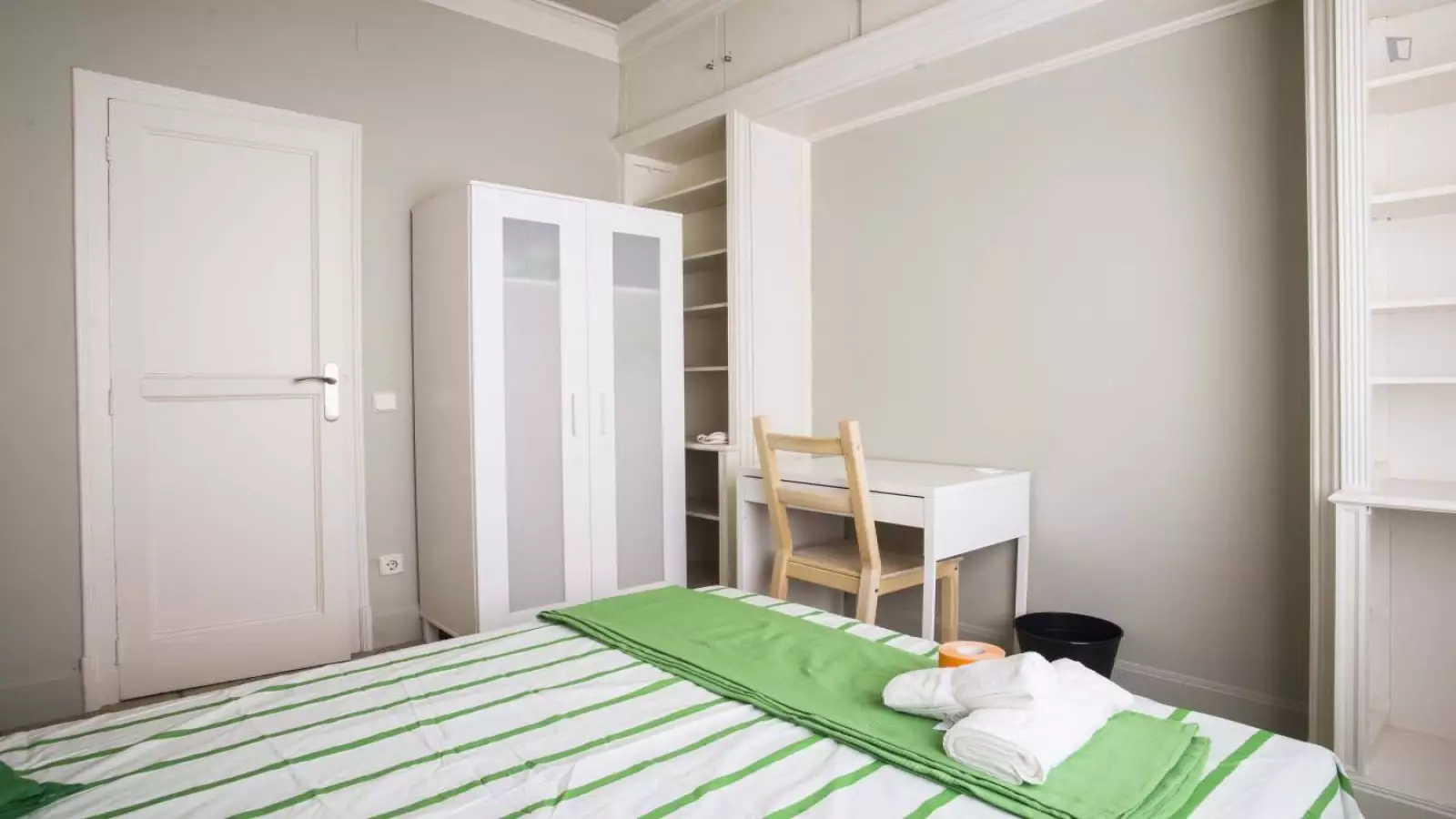 Habitación amueblada en piso compartido de 8 personas en Sarrià–Sant Gervasi · 3