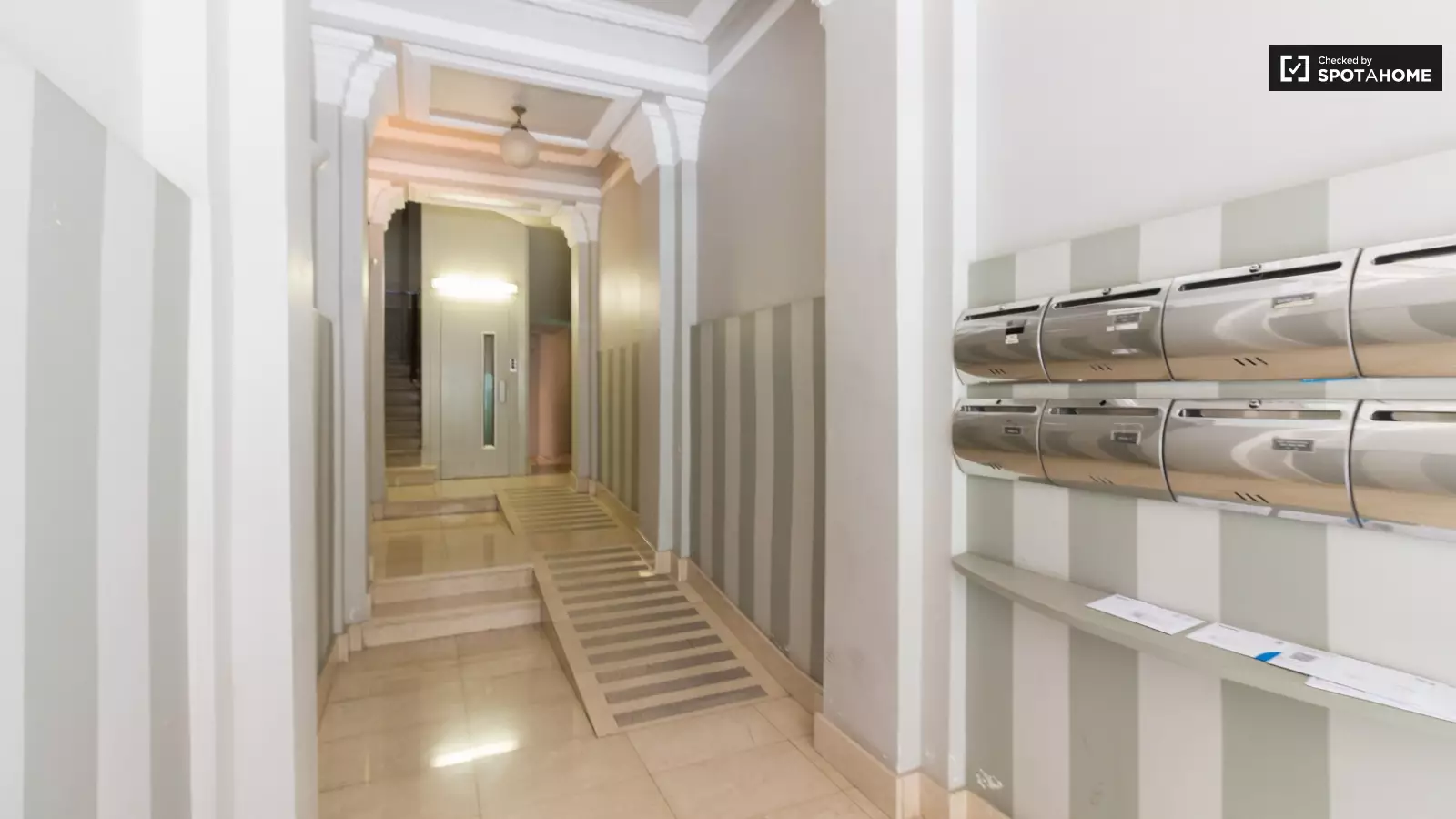 Habitación amueblada en piso compartido de 8 personas en Sarrià–Sant Gervasi · 4