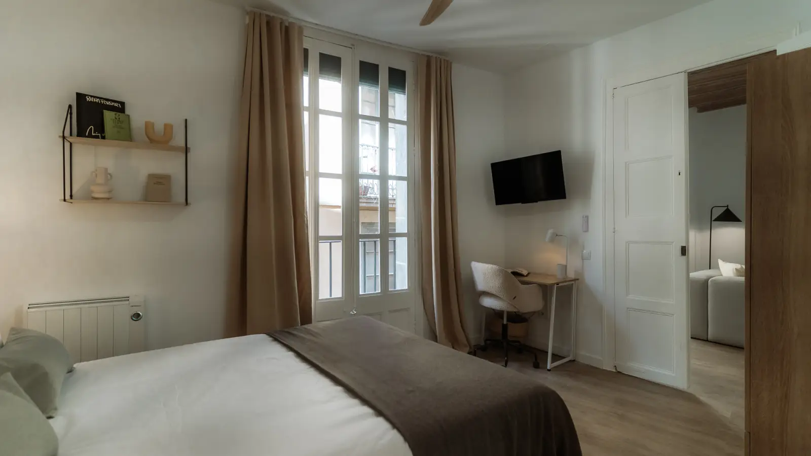 Furnished room in a shared flat in Ciutat Vella · 4