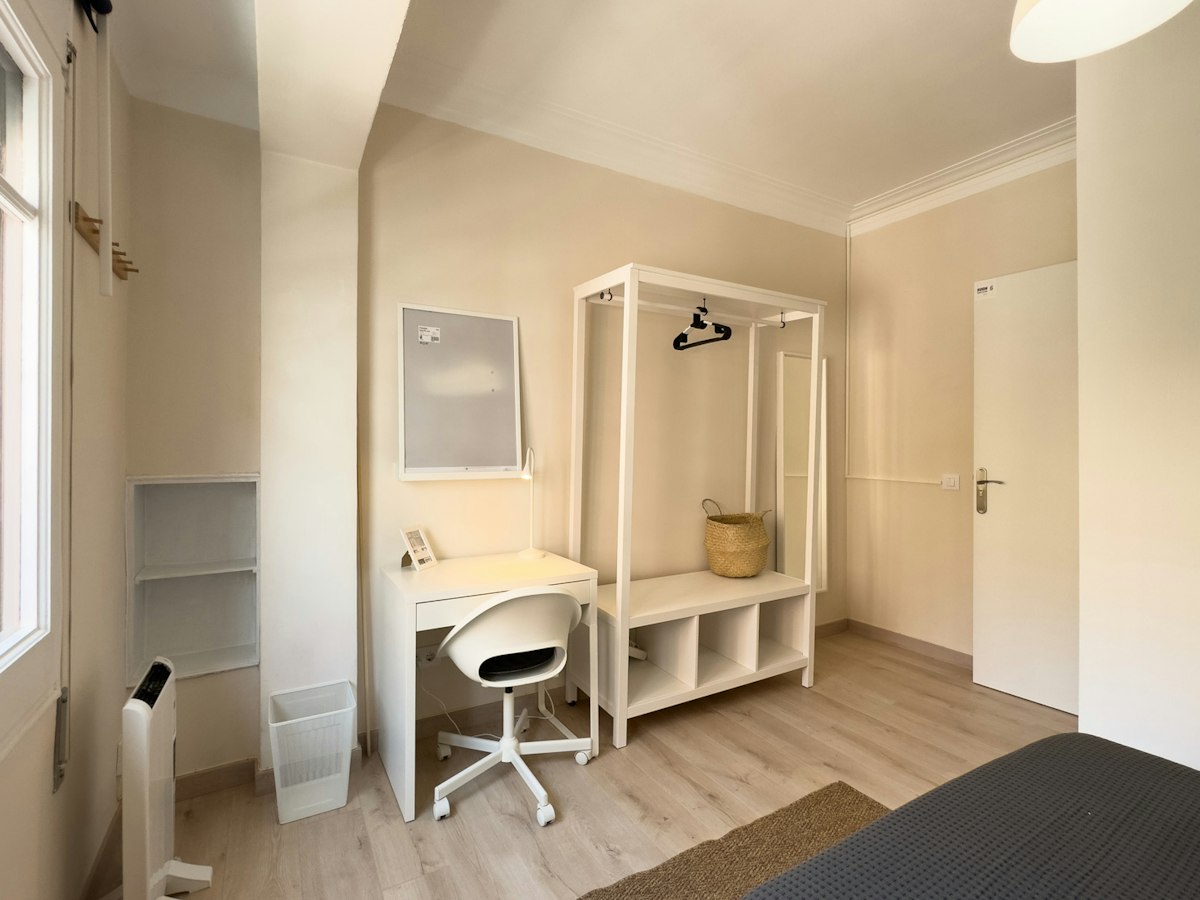 Habitación amueblada en piso compartido de 7 personas en Gràcia · 2