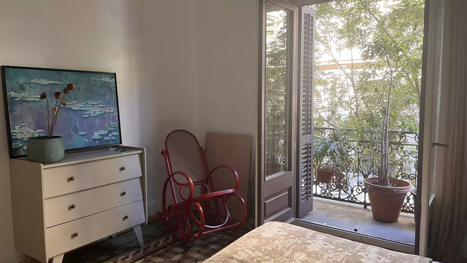 Furnished room in a shared flat in Eixample · 2