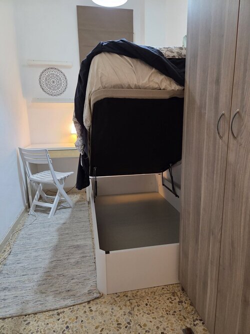 Room in a 4-person shared flat in Eixample · 2