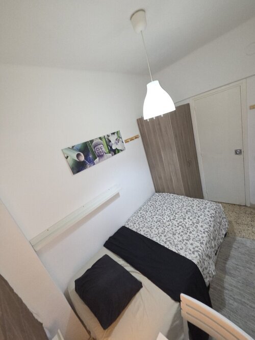 Room in a 4-person shared flat in Eixample · 4