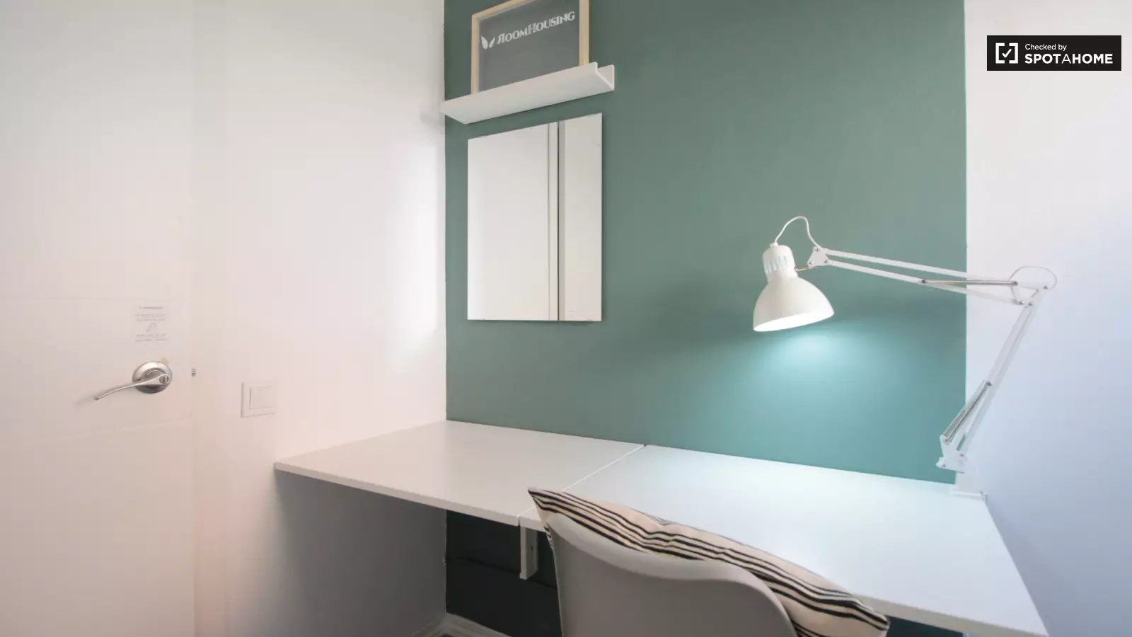 Furnished room in a 5-person shared flat in Gràcia · 2