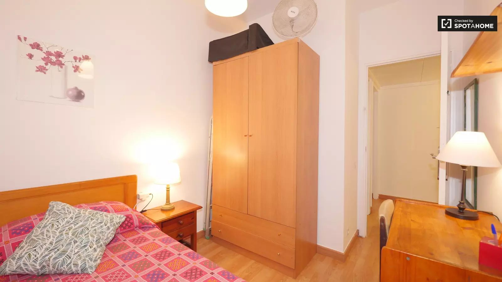 Furnished room in a 4-person shared flat in Eixample · 3