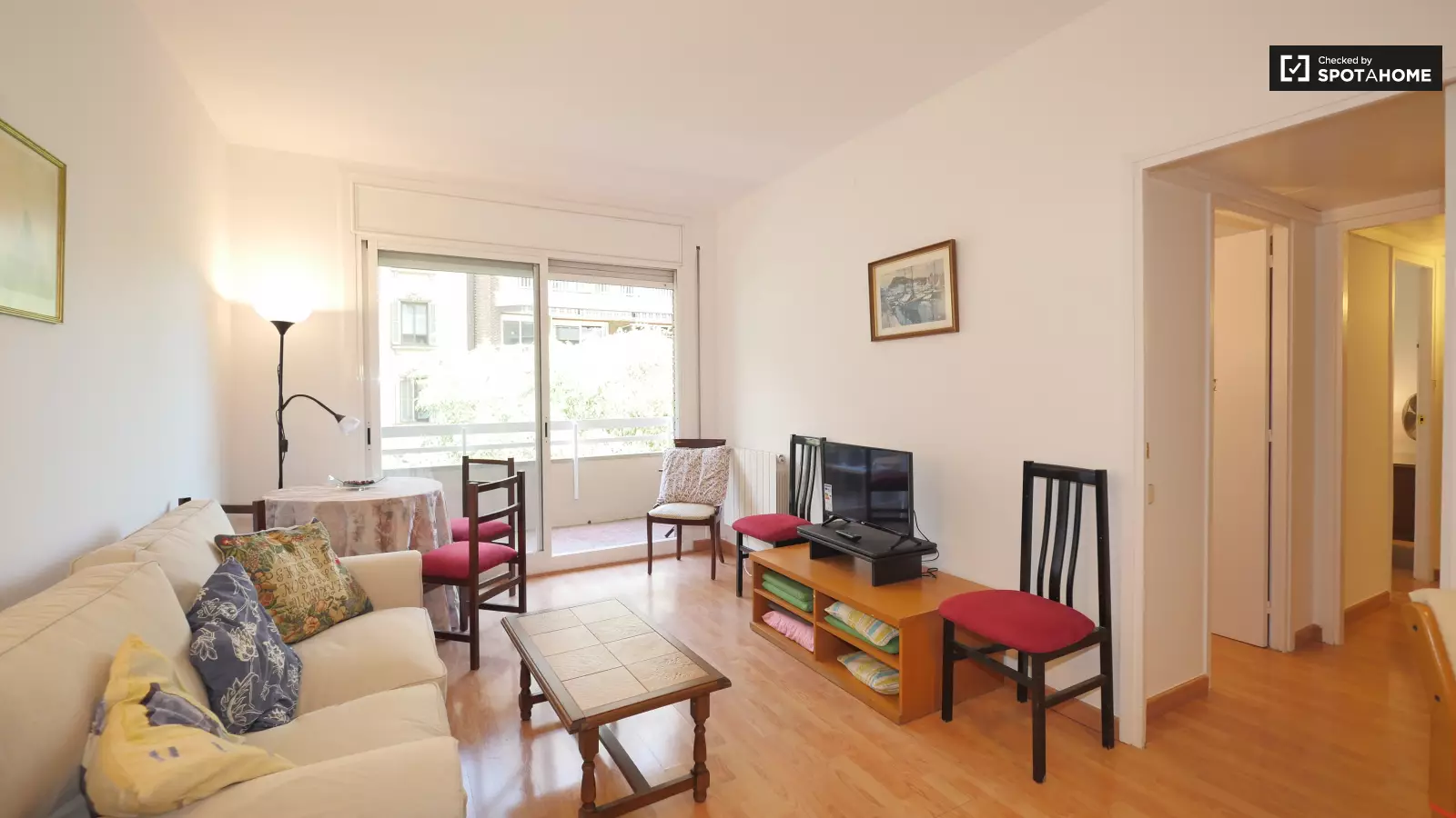 Furnished room in a 4-person shared flat in Eixample · 4