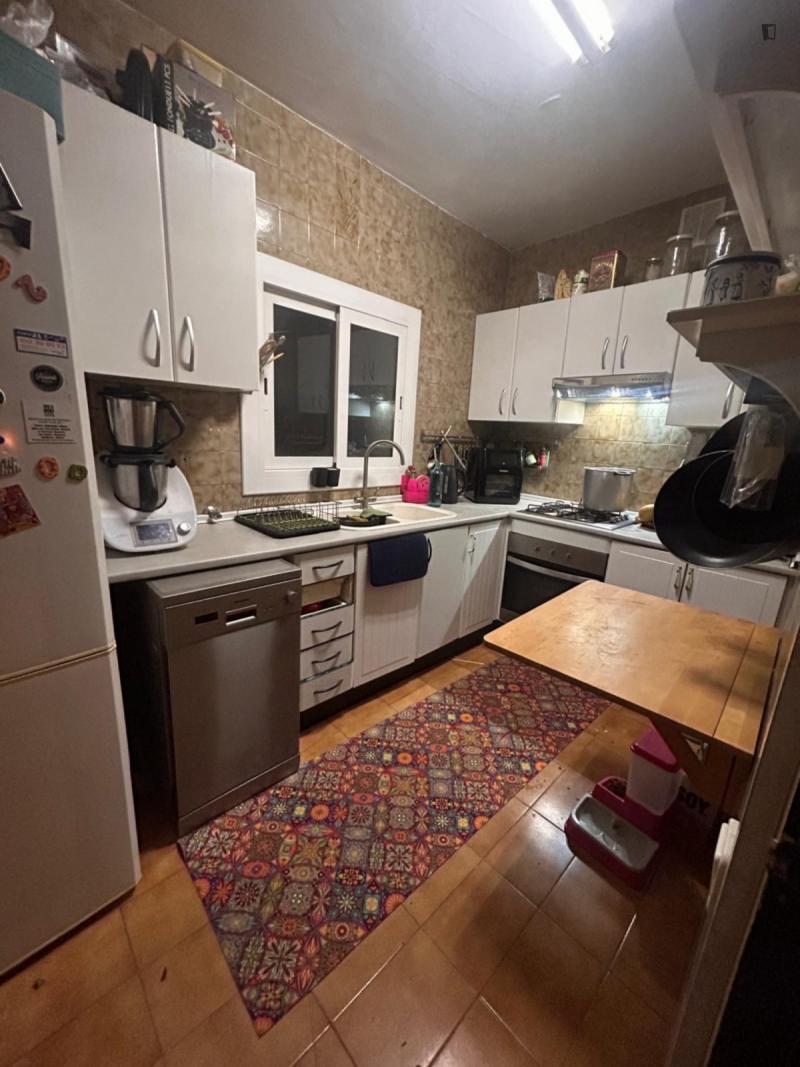 Furnished room in a 3-person shared flat in Sant Cugat · 2