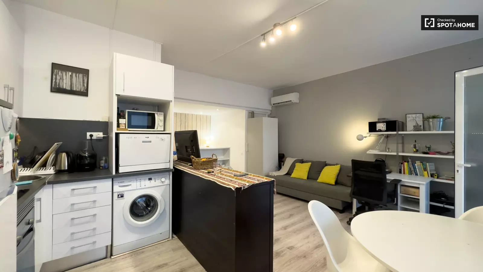 Furnished 1-bedroom flat in Gràcia · 3