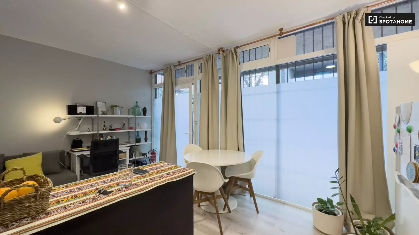 Furnished 1-bedroom flat in Gràcia · 4