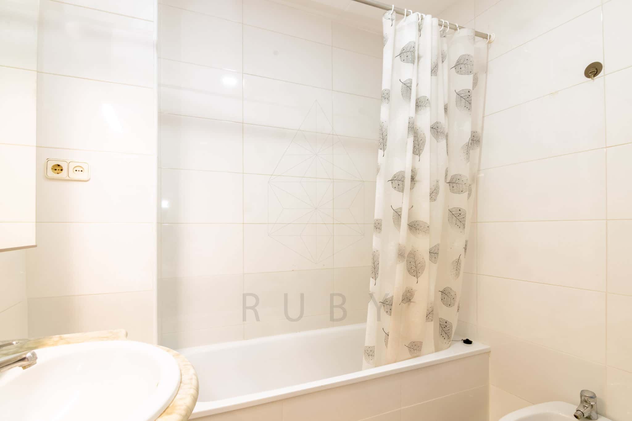 Furnished 3-bedroom flat in Eixample, 90 m² · 2