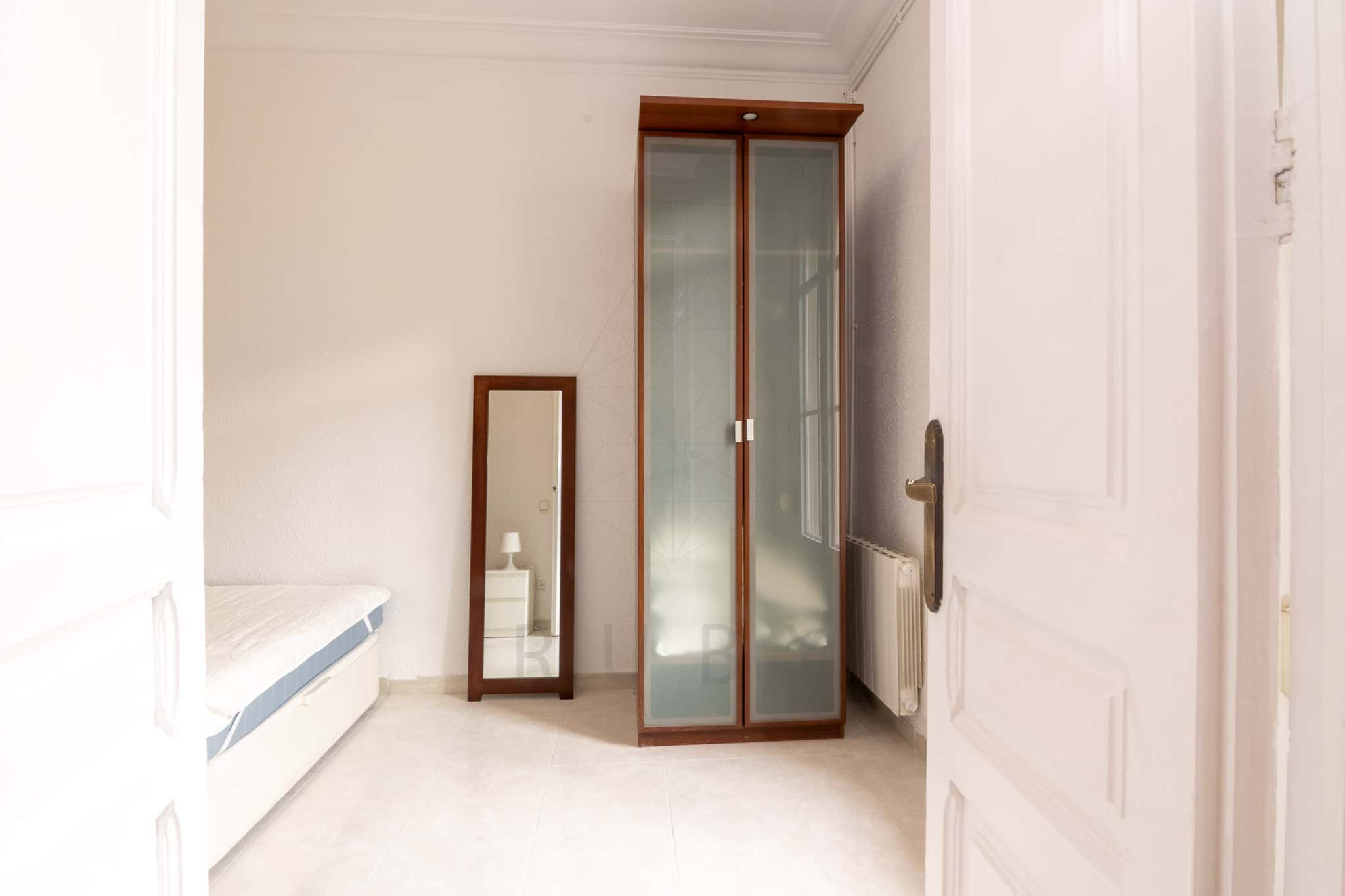 Furnished 3-bedroom flat in Eixample, 90 m² · 3
