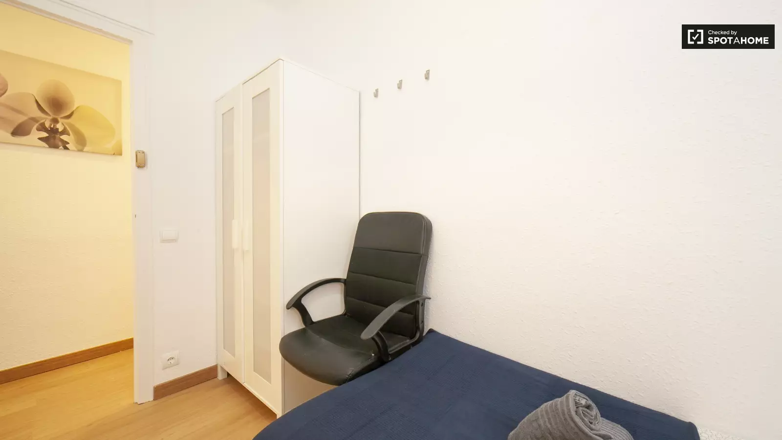 Furnished room in a shared flat in L'Hospitalet · 3