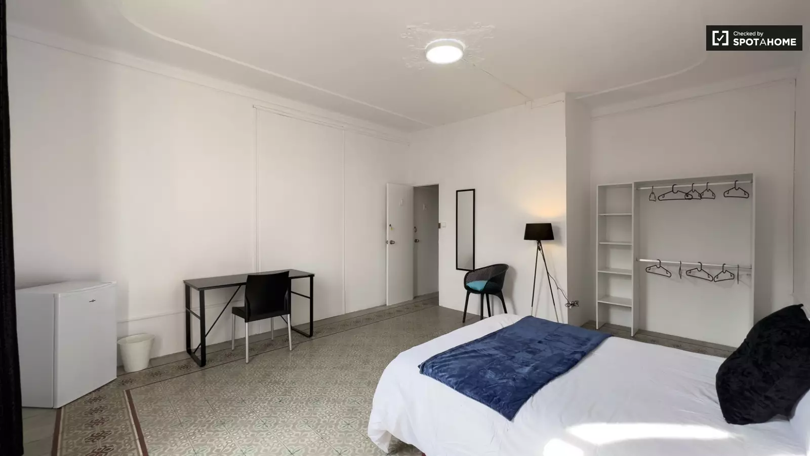 Furnished room in a 9-person shared flat in Les Corts · 2