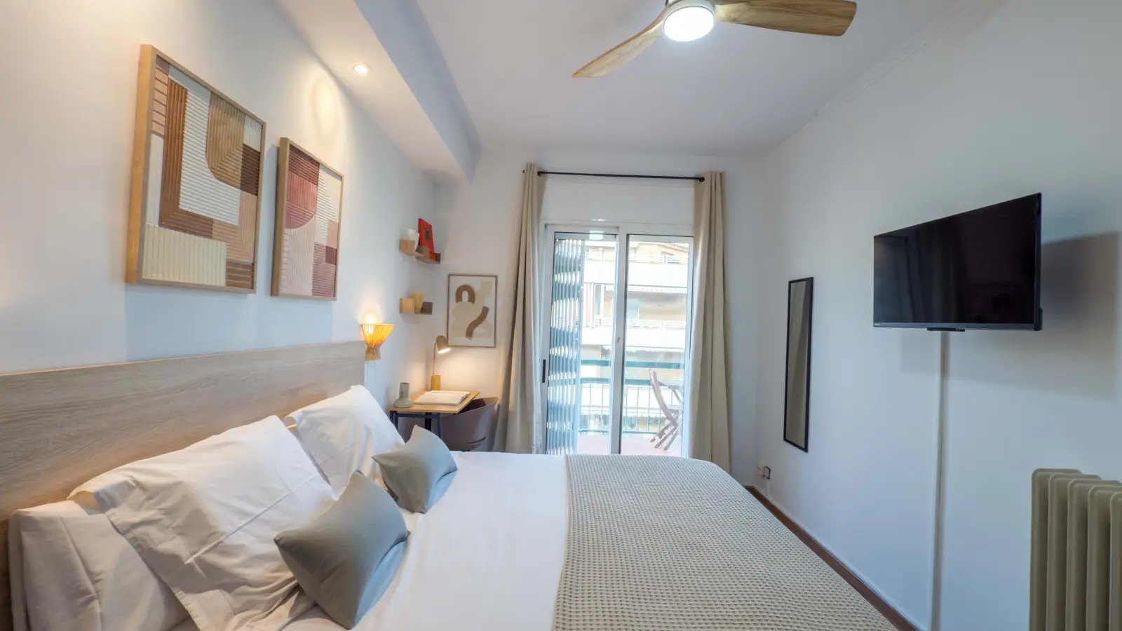 Furnished room in a shared flat in Eixample · 2