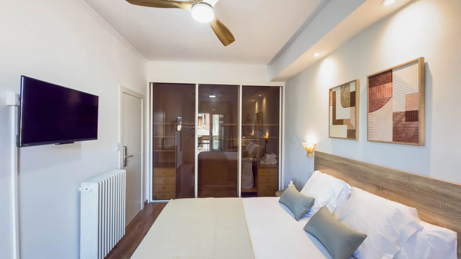 Furnished room in a shared flat in Eixample · 3