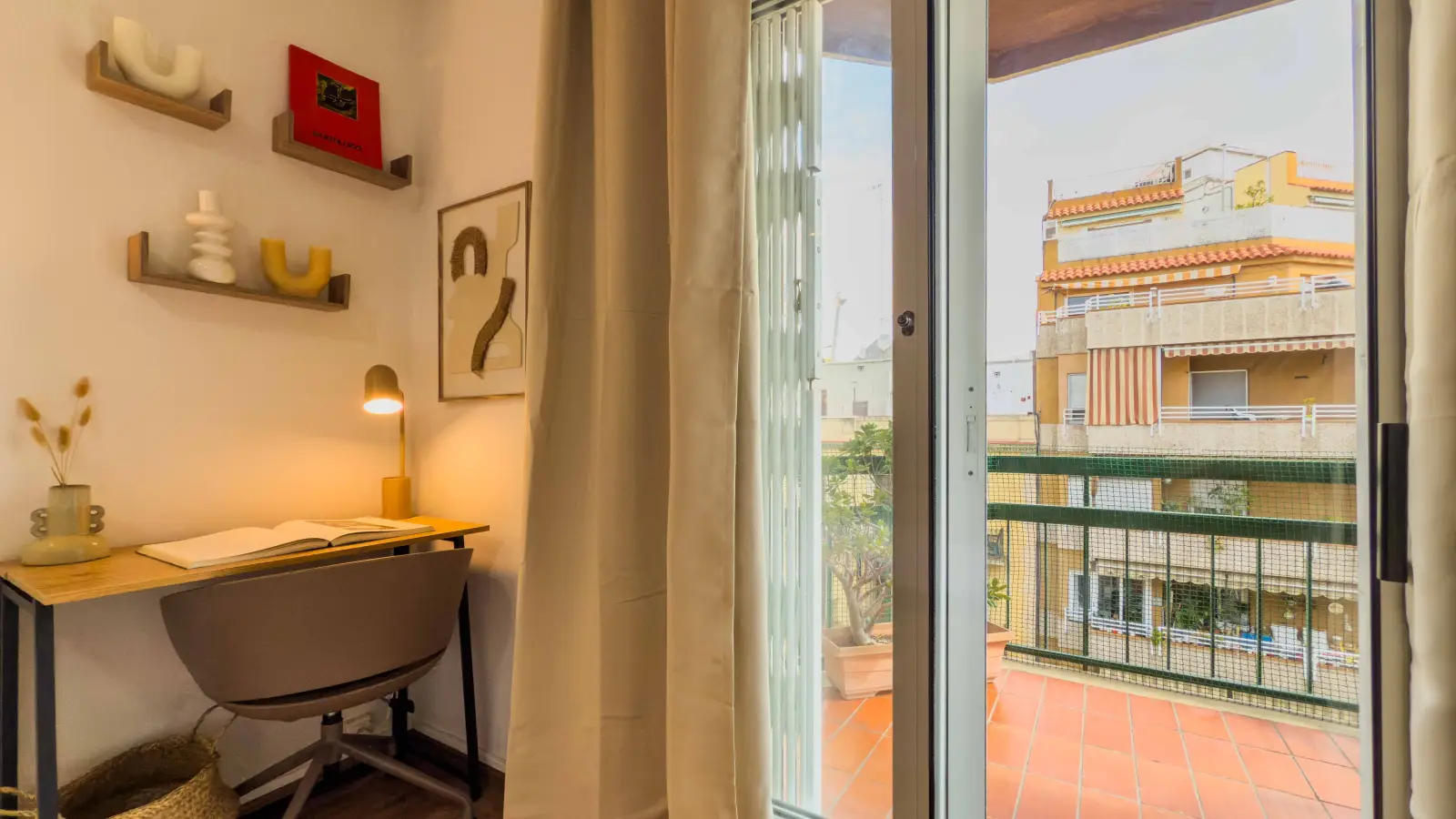 Furnished room in a shared flat in Eixample · 4