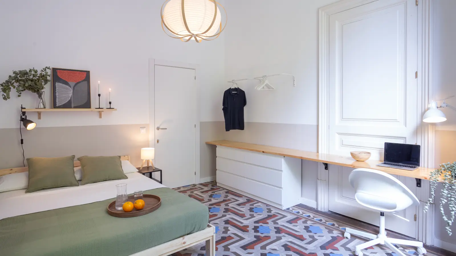Furnished room in a 8-person shared flat in Eixample · 2
