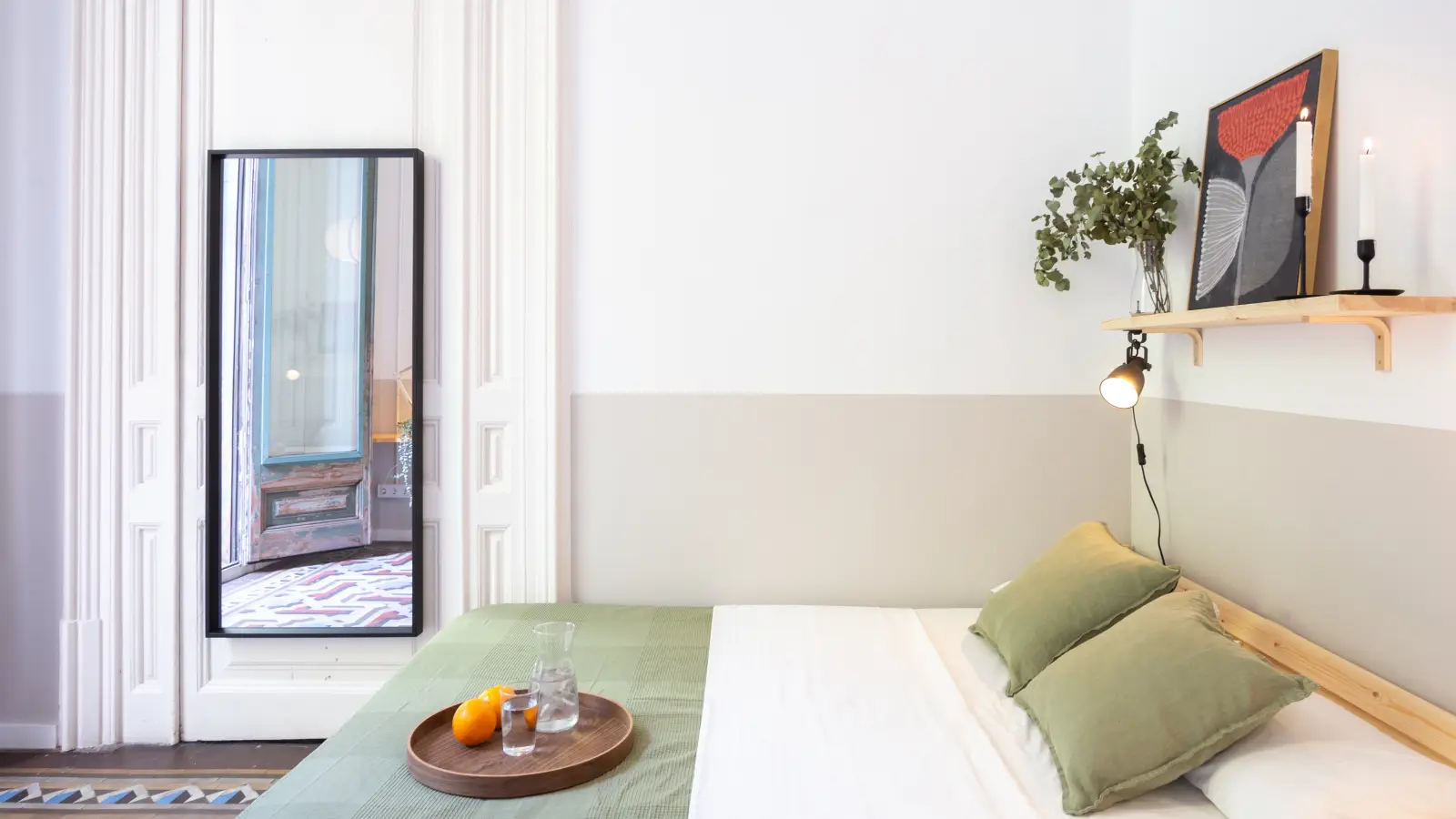 Furnished room in a 8-person shared flat in Eixample · 3
