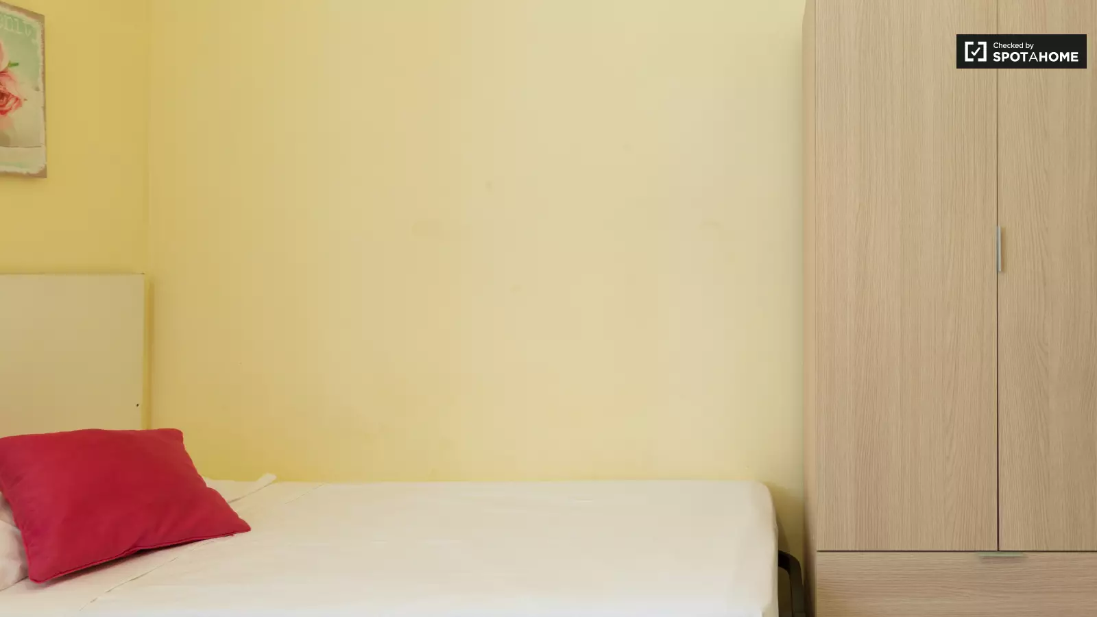Habitación amueblada en piso compartido de 9 personas en Gràcia · 2