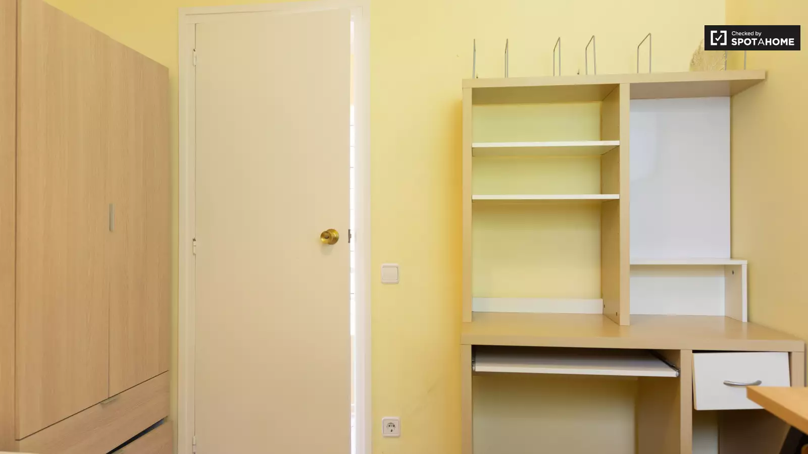 Habitación amueblada en piso compartido de 9 personas en Gràcia · 3