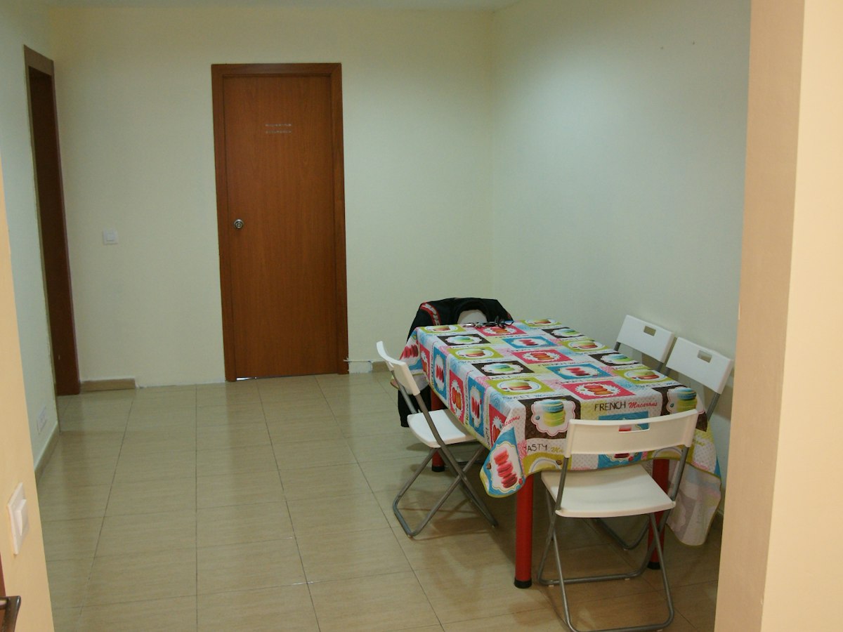 Habitación amueblada en piso compartido de 6 personas en Ciutat Vella · 2