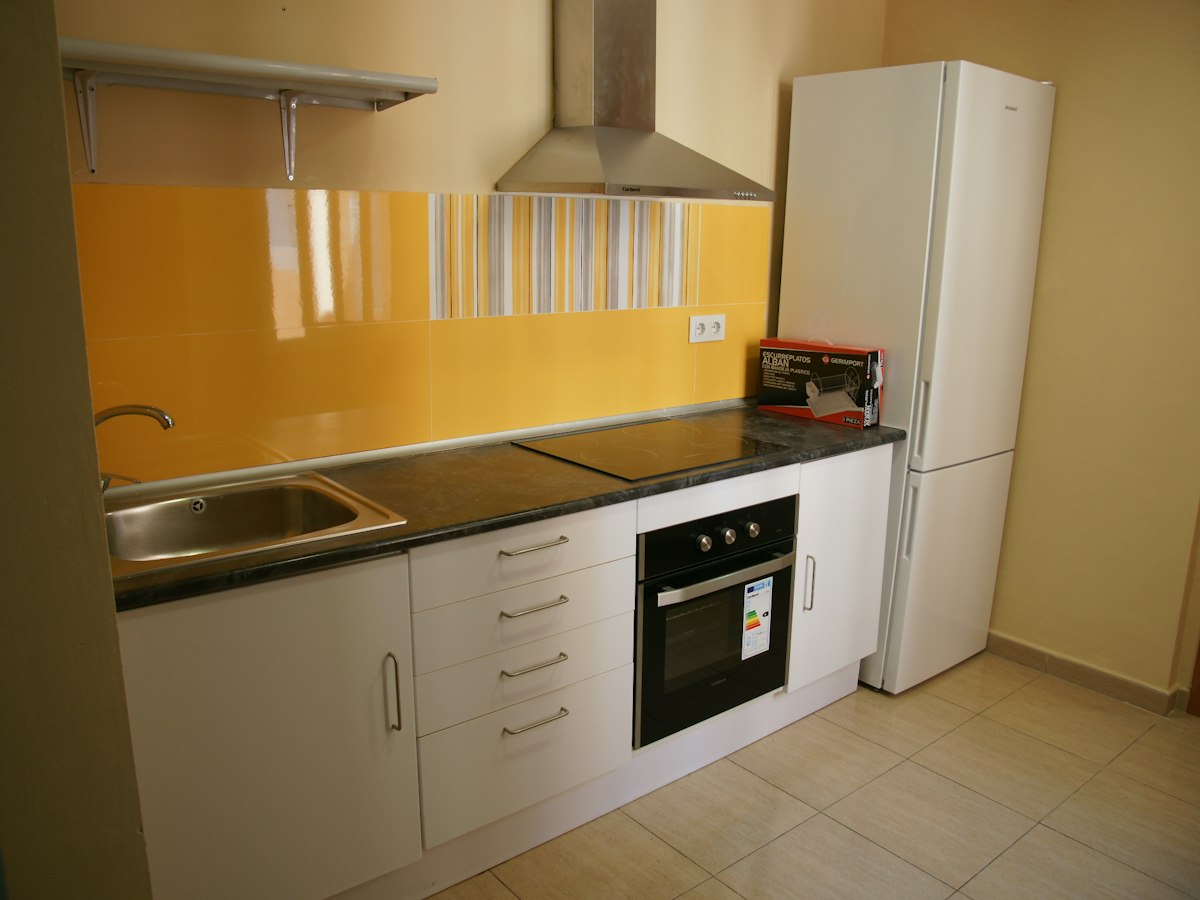 Habitación amueblada en piso compartido de 6 personas en Ciutat Vella · 3