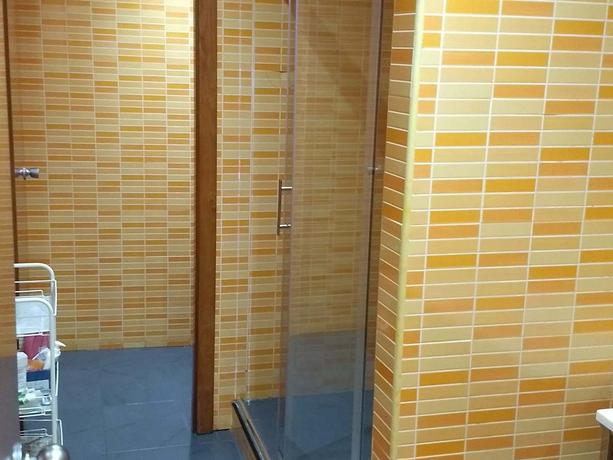 Habitación amueblada en piso compartido de 6 personas en Ciutat Vella · 4