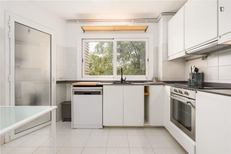 Furnished room in a 4-person shared flat in Eixample · 3