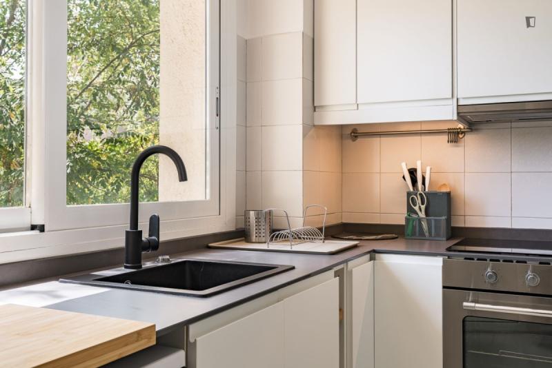 Furnished room in a 4-person shared flat in Eixample · 4